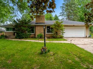 1107 Pine Valley Dr, Rockford, IL 61107
