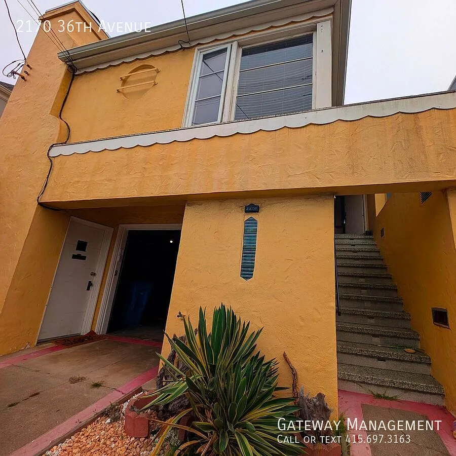 Beautiful sun-filled 3 bedroom, whole house, large garage & yard — Photo 1