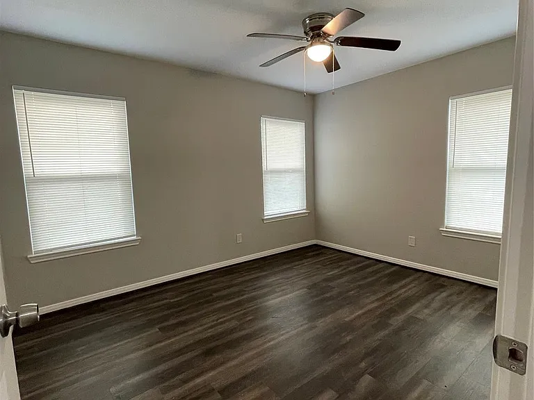 1735 W 8th St — Photo 15