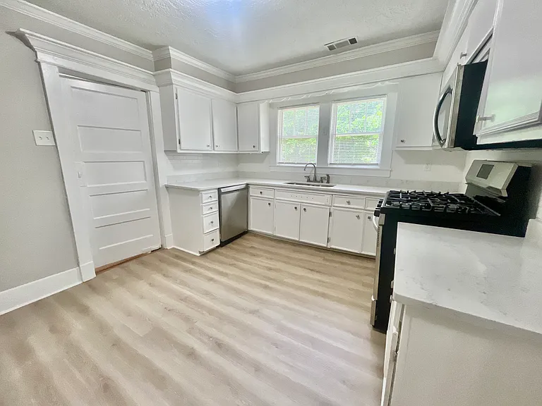 4522 Lee Ave — Photo 8
