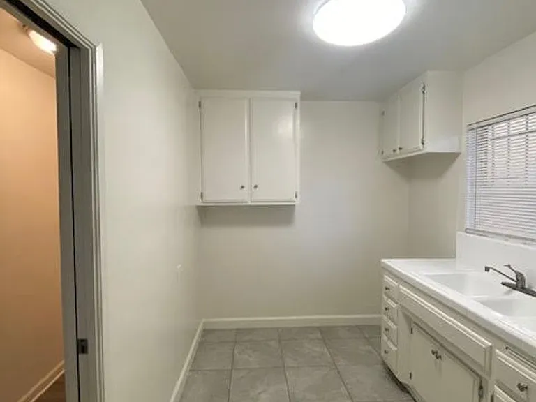 838-844 S Wilton Pl — Photo 3