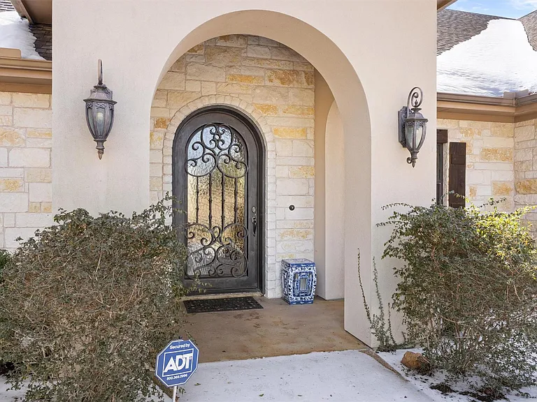 203 Pristine Ln — Photo 3