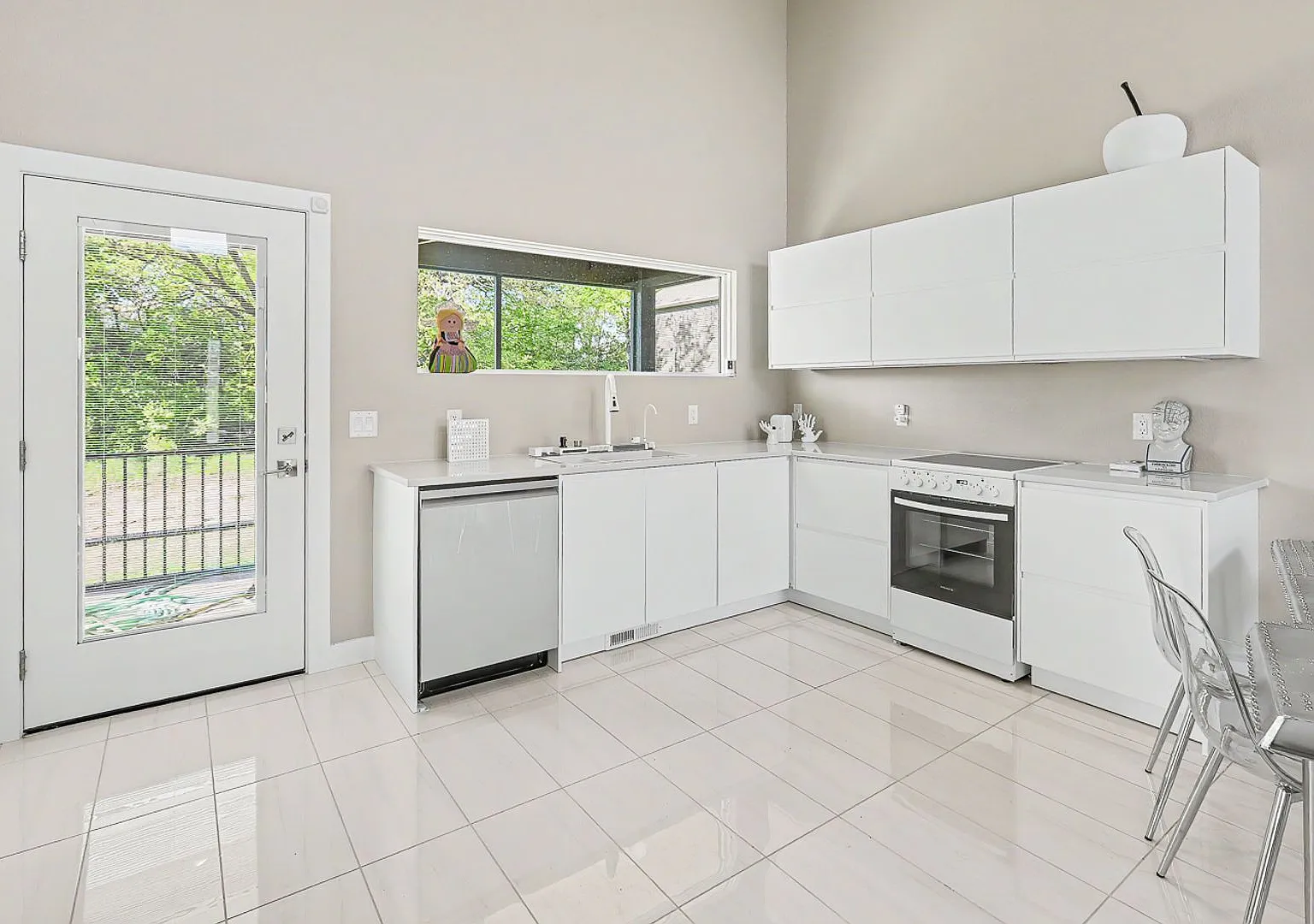 Rent: 2 bed unit — Photo 1
