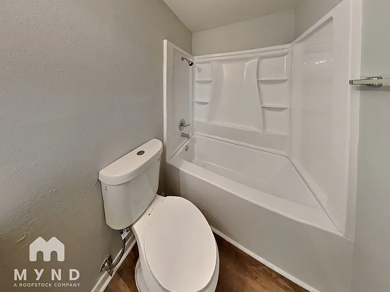 915 Winnie St — Photo 11