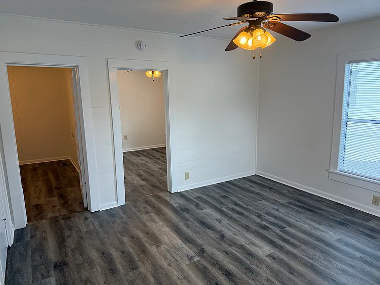 1090 King Edward Ave SE — Photo 11