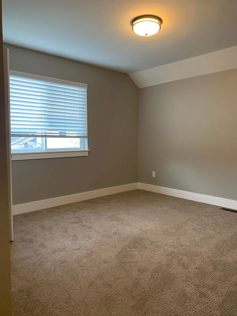 572 N Laurel Parkway — Photo 3