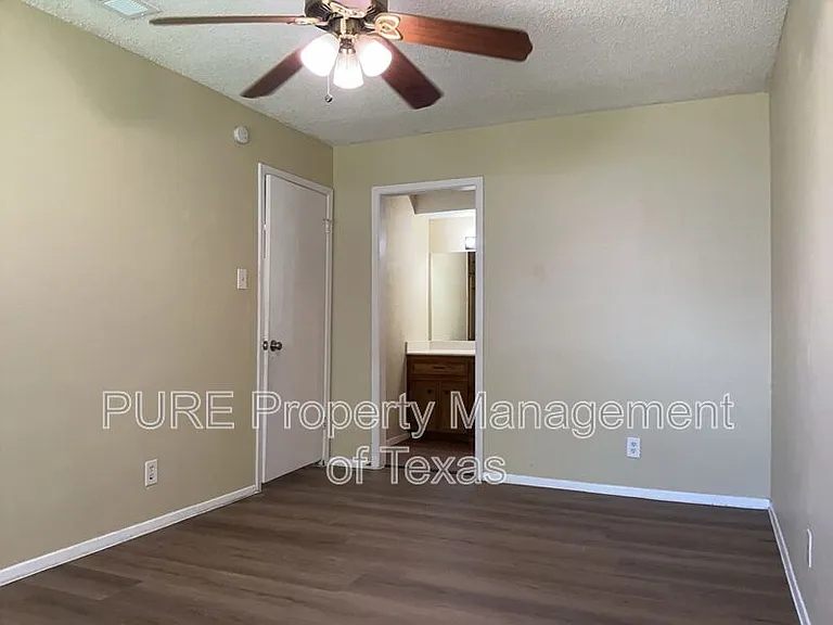 604 Country Aire Dr #B — Photo 13