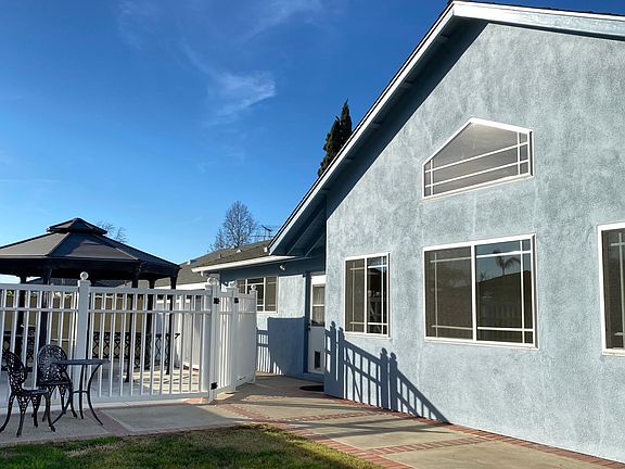 2nd image of 1210 E Park Ln