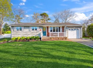 169 Loop Dr, Sayville, NY 11782