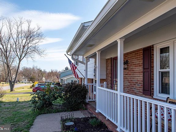 3rd image of 725 Scott Dr