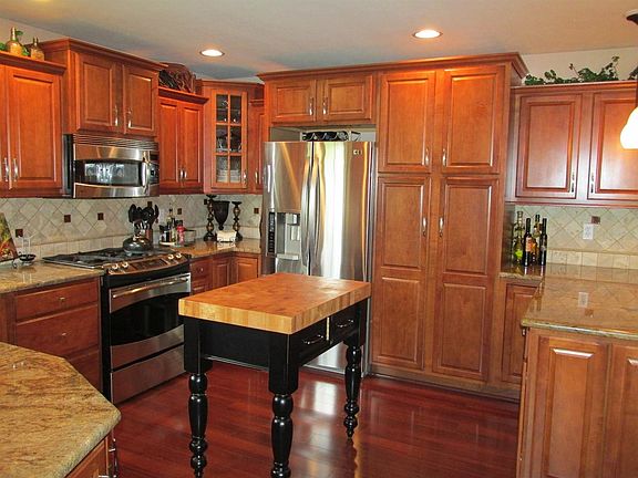 3rd image of 428 Oak Breeze Dr
