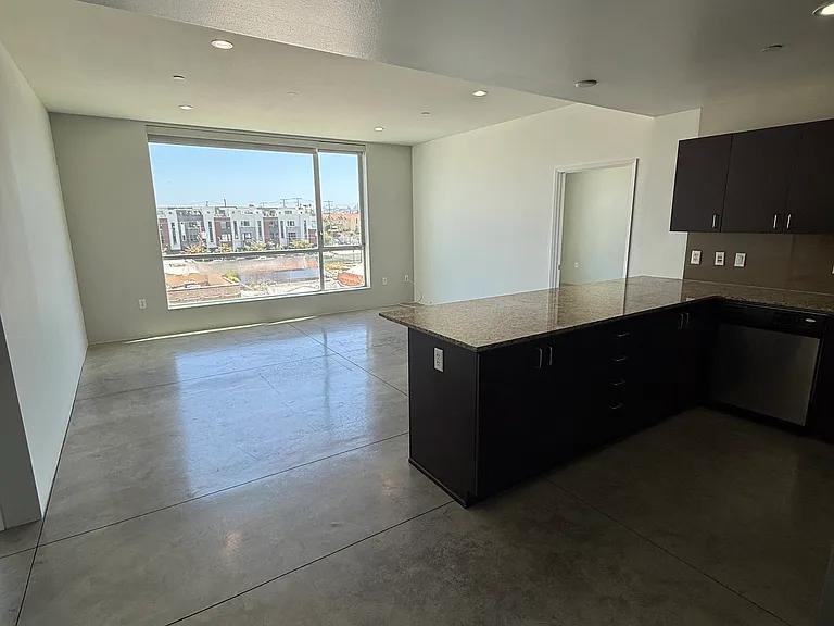 285 W 6th St #525 — Photo 32