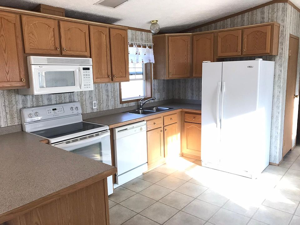Bright, well laid out kitchen