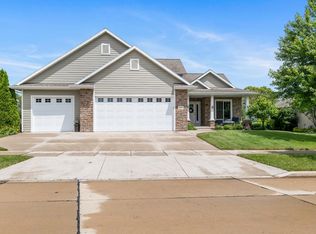 220 E Flintrock Dr, Appleton, WI 54913