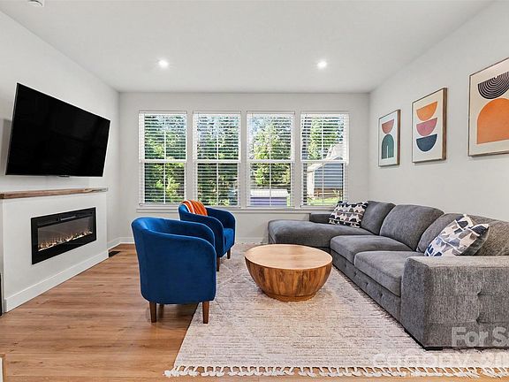 4th image of 300 Twinflower Ln