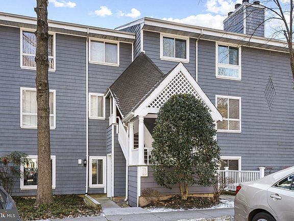 3rd image of 69 Greenwich Pl #69
