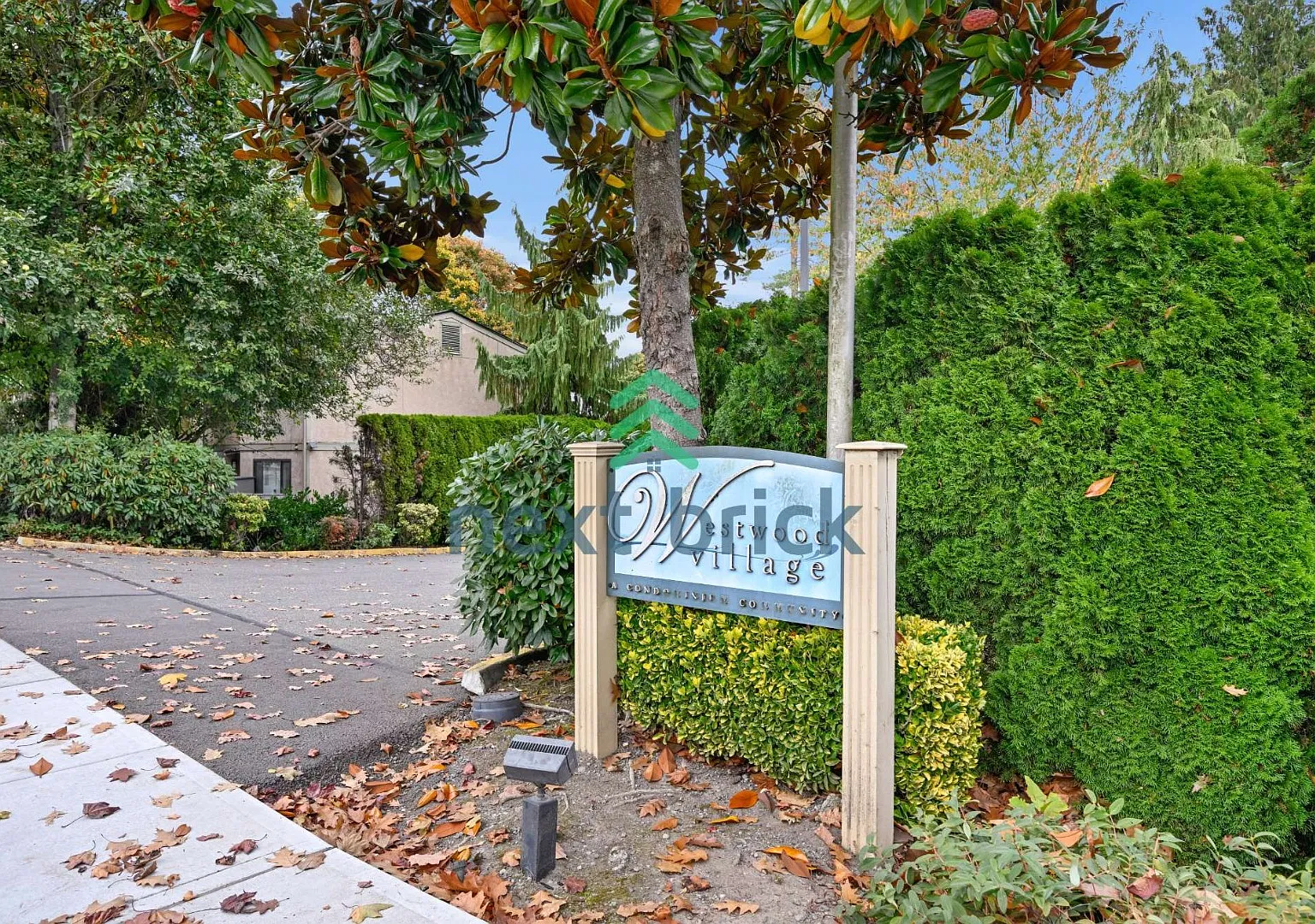 "Charming 2-Bed Townhouse Retreat in Kirkland Cozy Living with 1.5 Baths!" — Photo 1