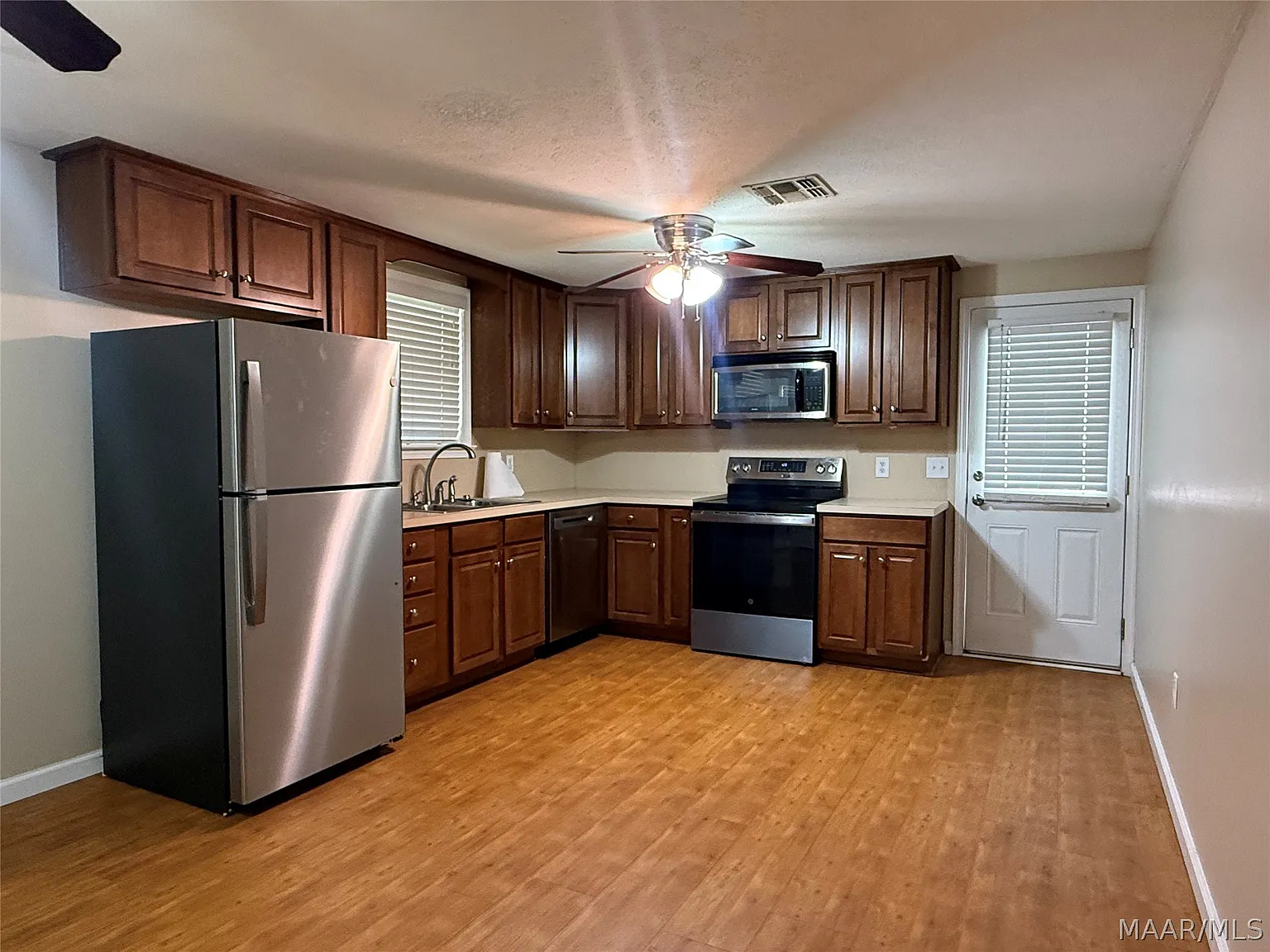 3 bed, 1.5 bath, 1100 sqft, $1,500 — Photo 4