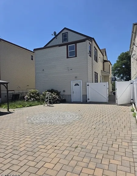 929 Adams Ave — Photo 16