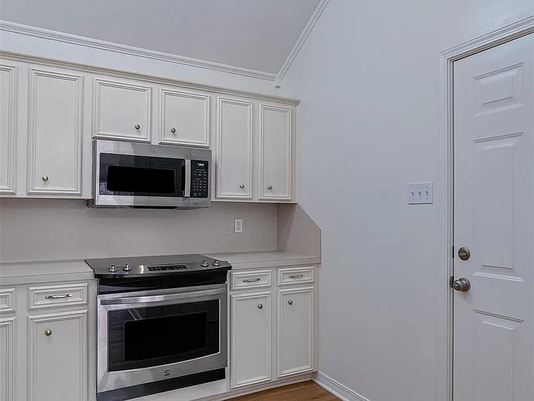 1435 Williamsburg Dr — Photo 7