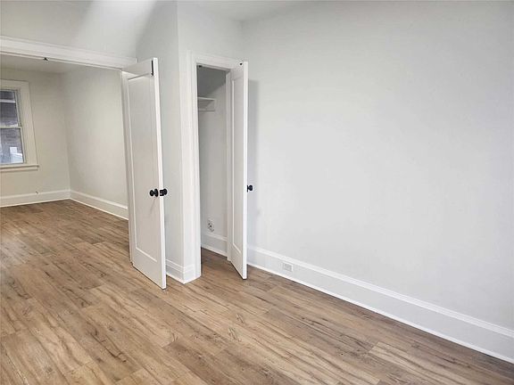 4th image of 160 Adelaide Ave E