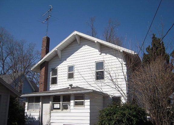 2nd image of 903 W Blaine Ave