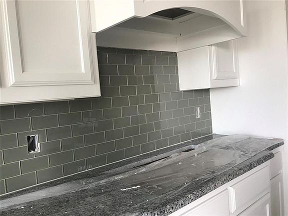 4th image of 304 Gardenia Ln