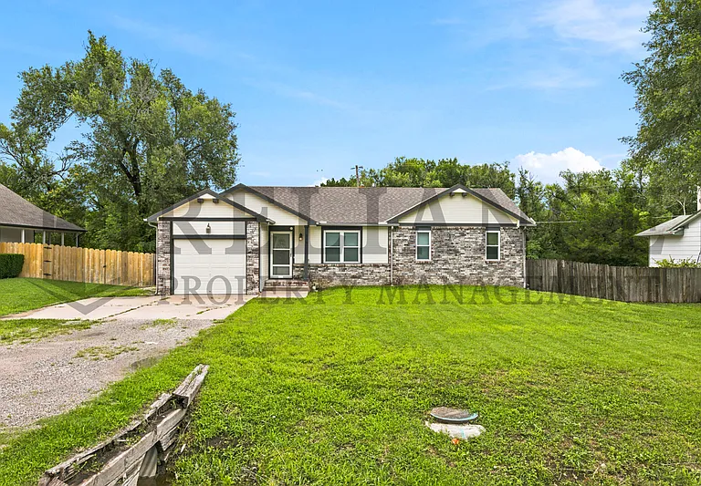 516 N Lakeside Dr — Photo 2