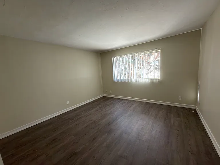 4311 Winona Ave — Photo 14