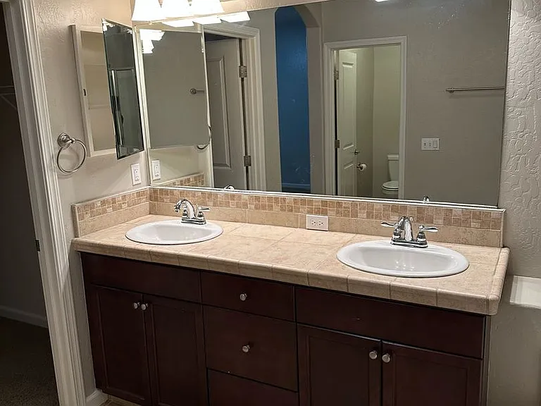 2101 N Lindsay Ct — Photo 15