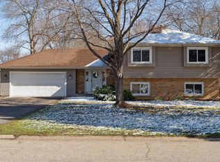 1547 Sunshine Cir, Chaska, MN 55318