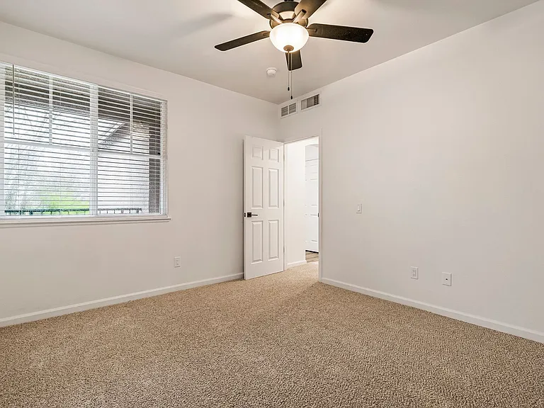 Sterling Oaks Luxury Apartments — Photo 71