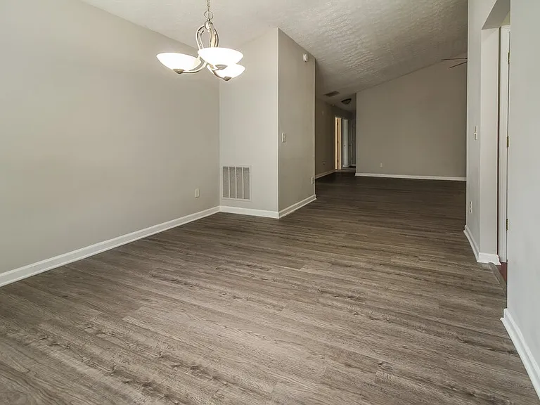 5729 Lakeview Cir — Photo 7