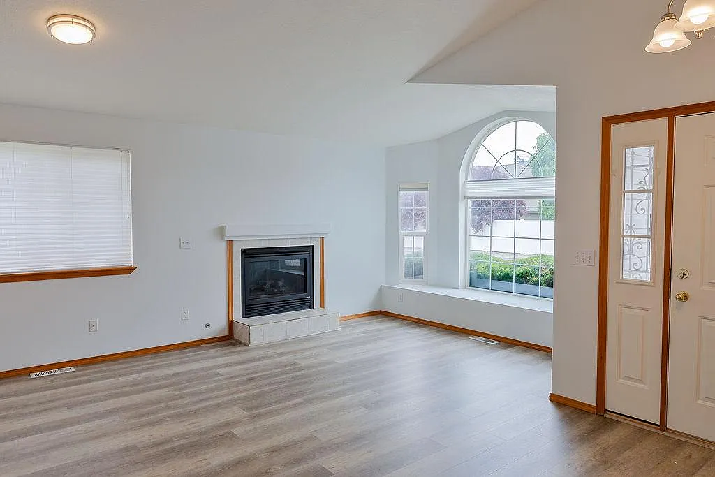 3 bed, 1436 sqft, $2,300 — Photo 4