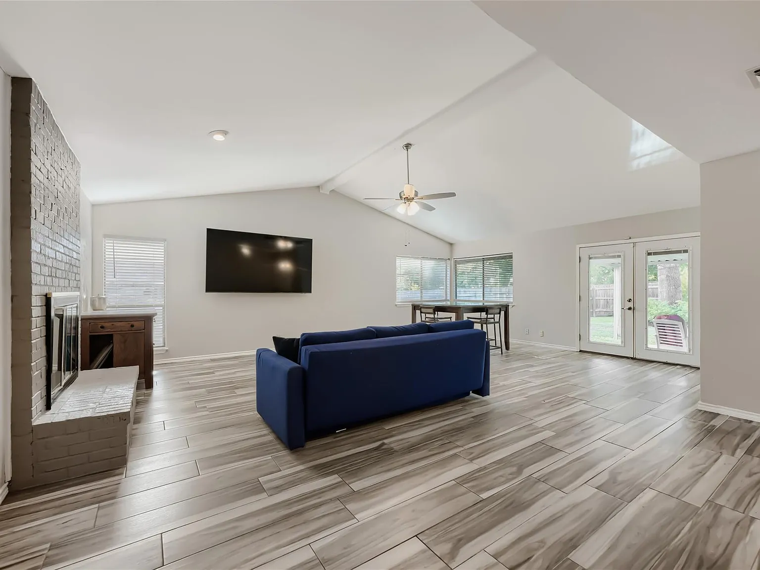 3 bed, 2.0 bath, 1469 sqft, $2,400 — Photo 3