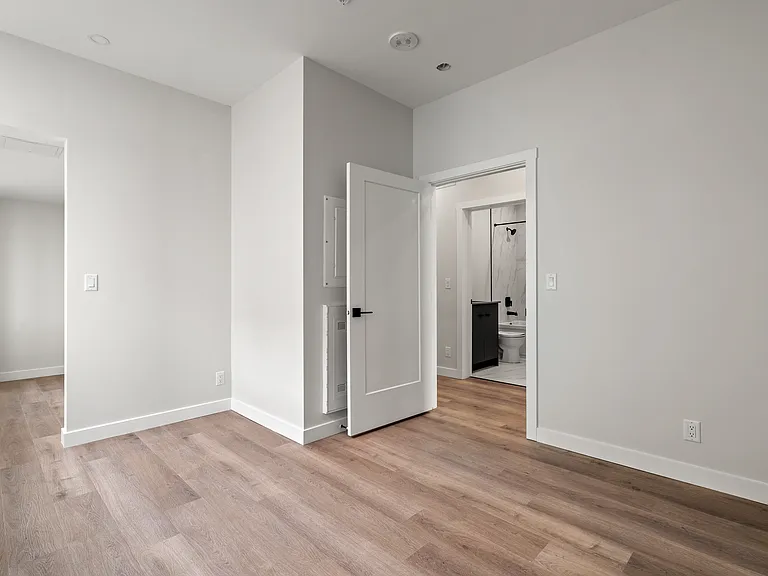 736 8th Ave SW — Photo 66