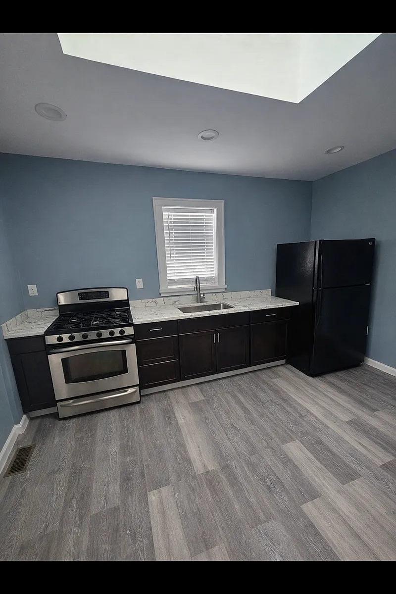 Building Photo - 1395 E 25th St #2