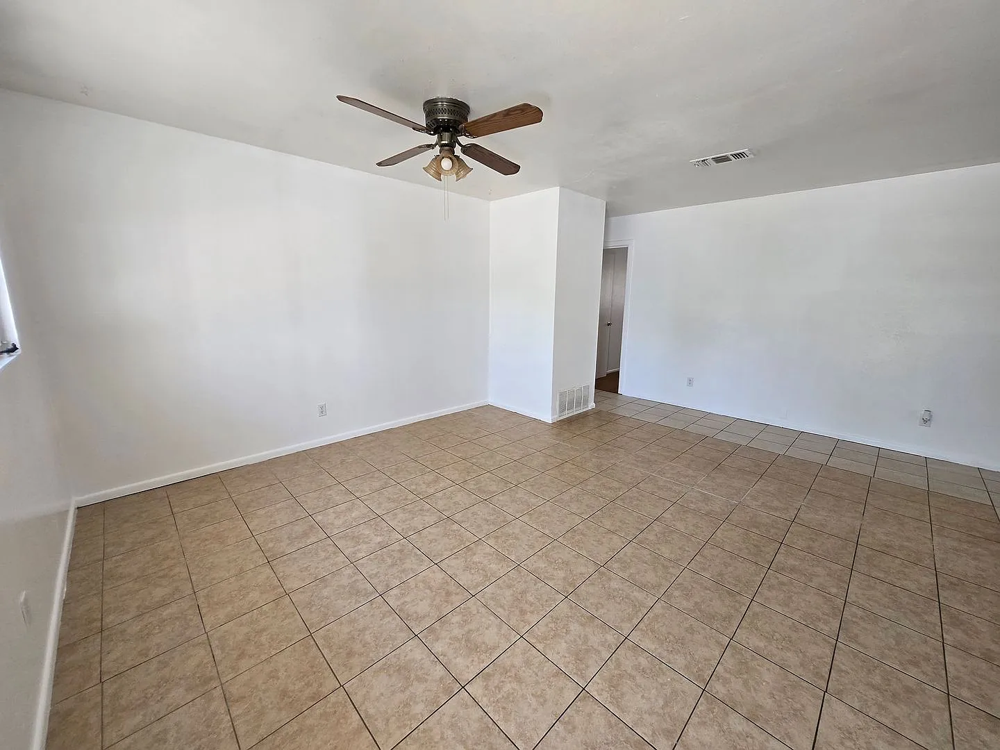 Spacious 3BD/1.75BA Home — Photo 2