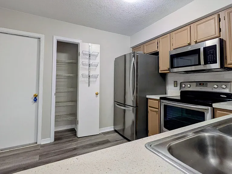3027 Candlewyck Ln E — Photo 4