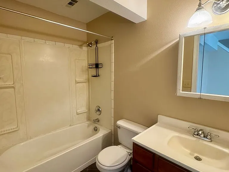 2429 E Monument St — Photo 14