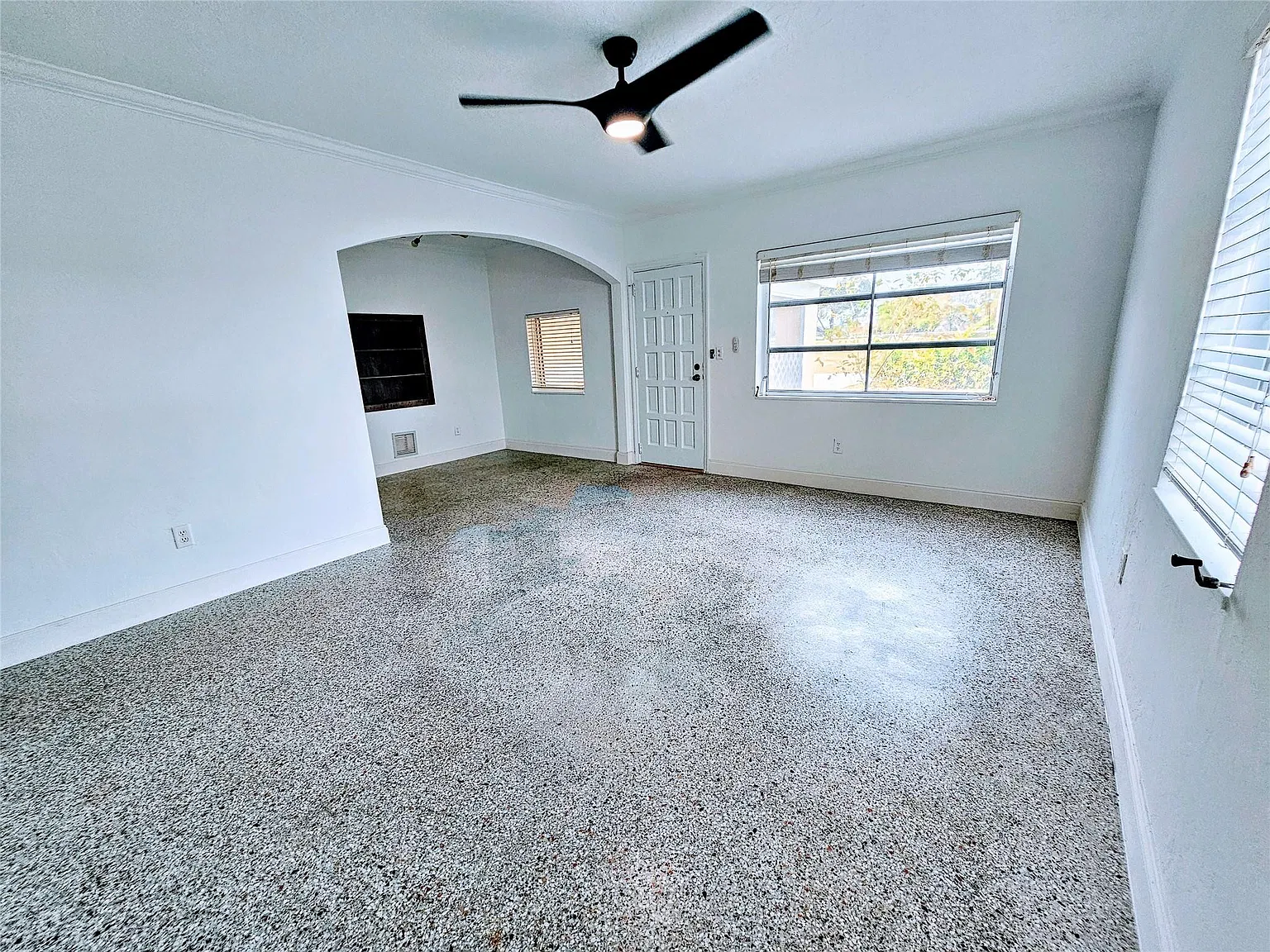4 bed, 1.0 bath, 1056 sqft, $3,400 — Photo 3