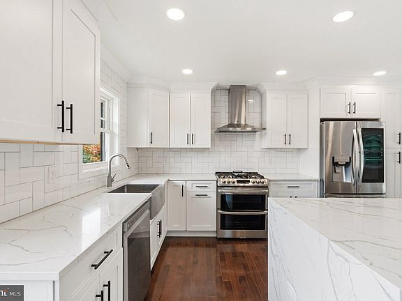 3rd image of 8118 Ainsworth Ave