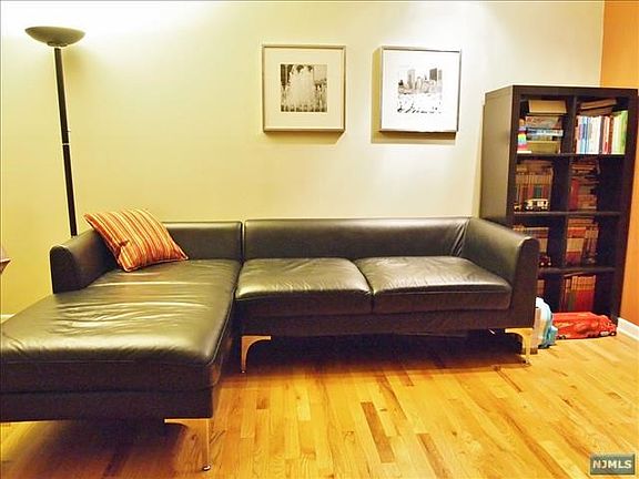4th image of 6 Essex St APT H41