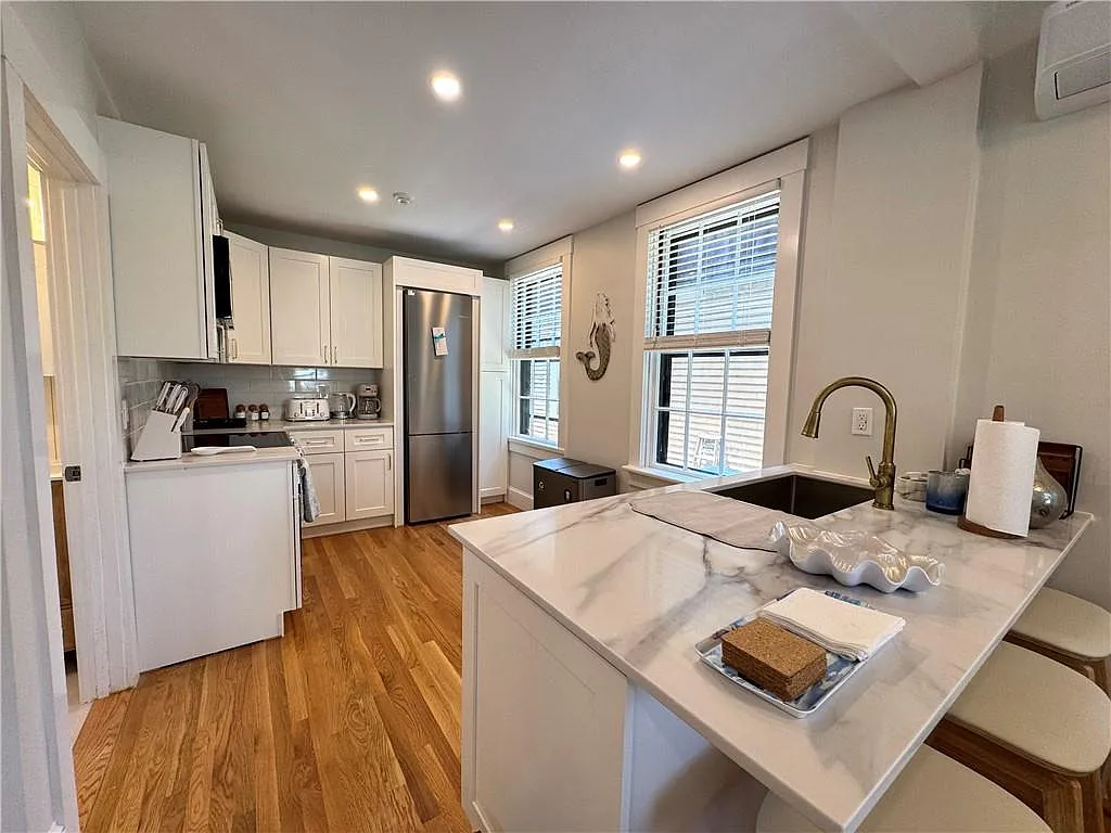 3 bed, 1000 sqft, $3,100 — Photo 3