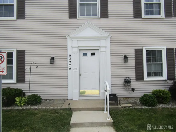 327 Nantuckett Ln #A, Monroe Township, NJ 08831