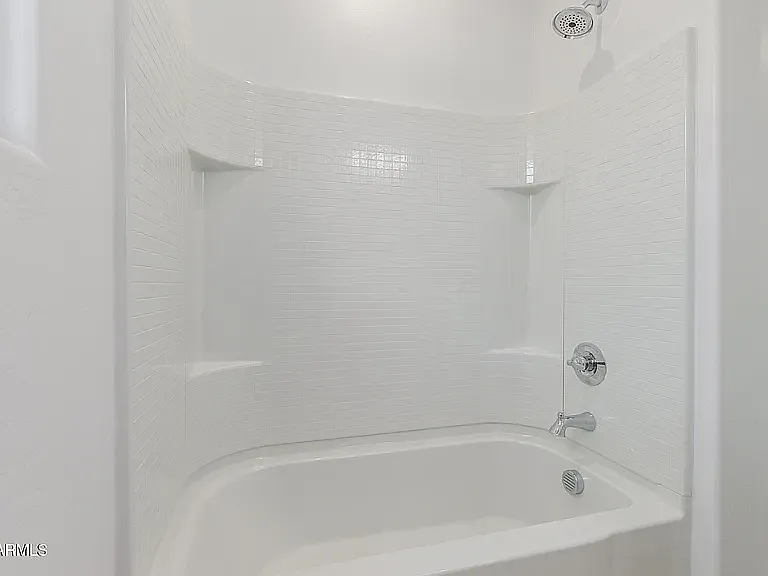 5 bed, 2049 sqft, $2,300 — Photo 3