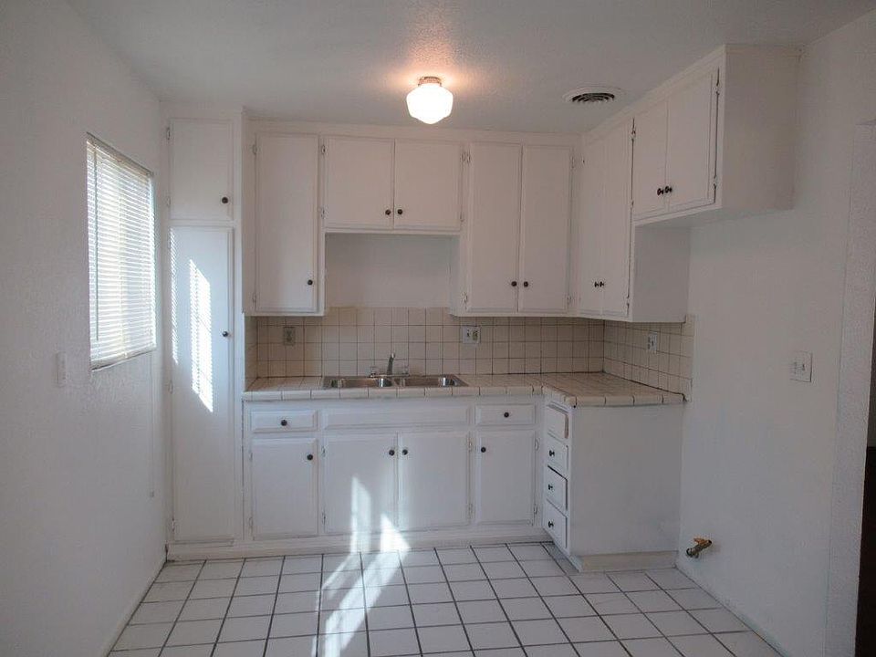 1st image of 820 E Richland St #B