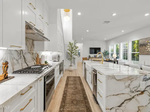 20811 W Bur Oak Cir, Northridge, CA 91326
