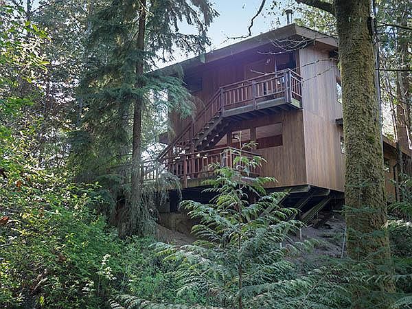 Side view of Studio above garage