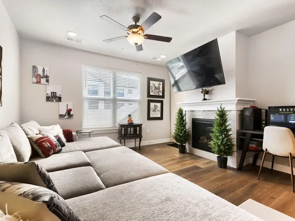 285 High Point Dr #H-205, Longmont, CO 80504